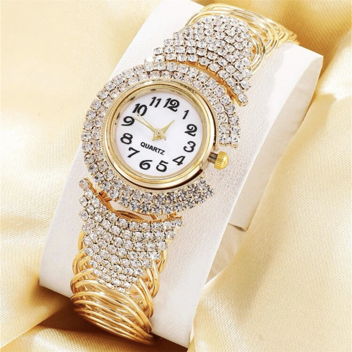 A Korean Version Of Fashionable And Versatile Women's Light Luxury Diamond Inlaid Quartz Bracelet Watch